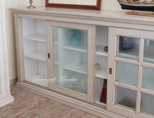 Credenza in legno finitura colore tortora parti interne bianco con 3 ante scorrevoli